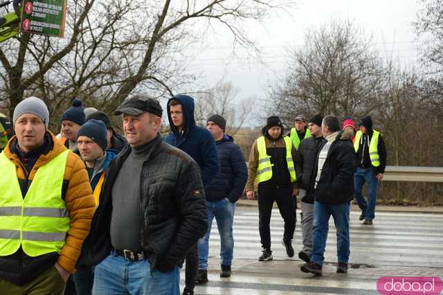  Protest rolników w Ząbkowicach Śląskich. Na ósemkę wyjechało prawie 200 traktorów 