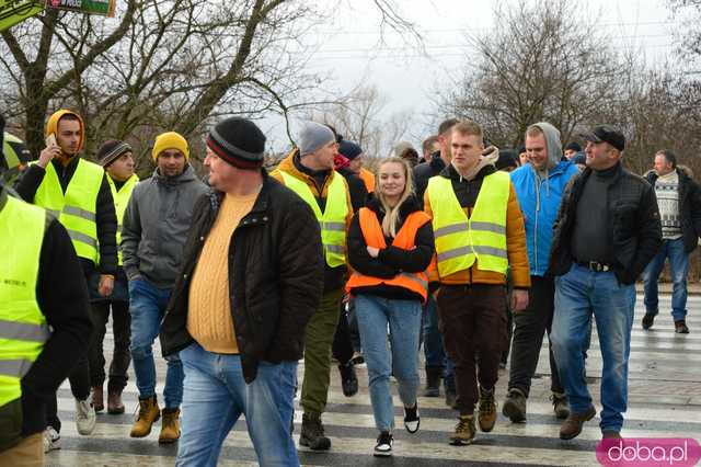  Protest rolników w Ząbkowicach Śląskich. Na ósemkę wyjechało prawie 200 traktorów 