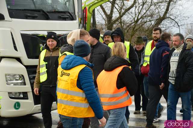  Protest rolników w Ząbkowicach Śląskich. Na ósemkę wyjechało prawie 200 traktorów 