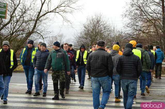  Protest rolników w Ząbkowicach Śląskich. Na ósemkę wyjechało prawie 200 traktorów 