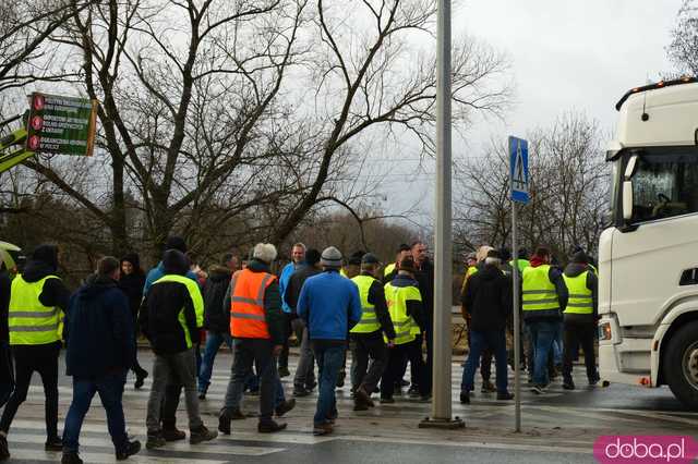  Protest rolników w Ząbkowicach Śląskich. Na ósemkę wyjechało prawie 200 traktorów 
