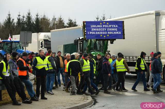  Protest rolników w Ząbkowicach Śląskich. Na ósemkę wyjechało prawie 200 traktorów 