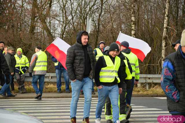  Protest rolników w Ząbkowicach Śląskich. Na ósemkę wyjechało prawie 200 traktorów 