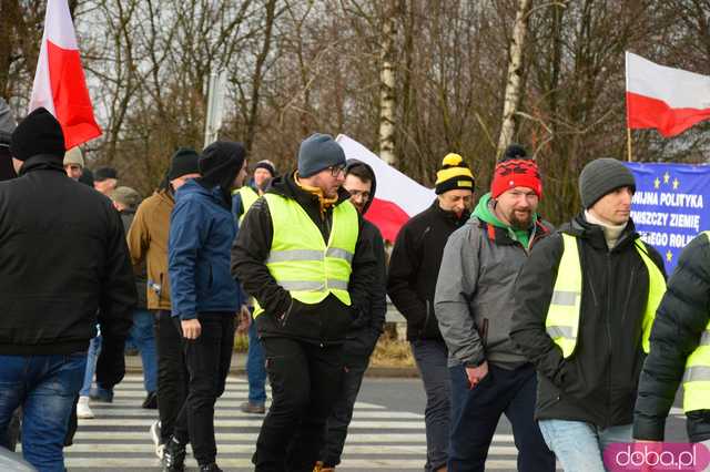  Protest rolników w Ząbkowicach Śląskich. Na ósemkę wyjechało prawie 200 traktorów 