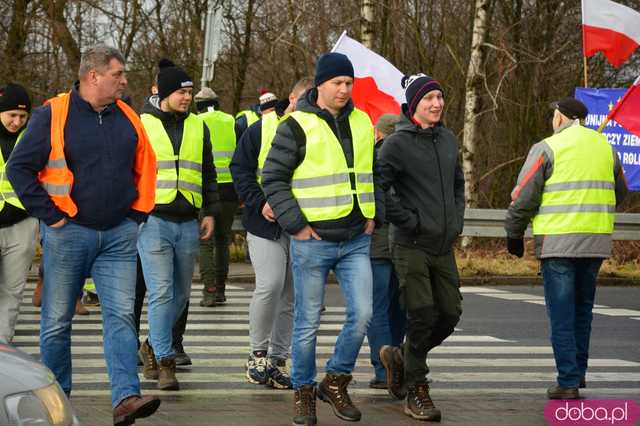  Protest rolników w Ząbkowicach Śląskich. Na ósemkę wyjechało prawie 200 traktorów 