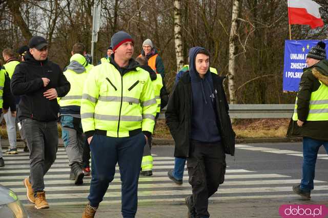 Protest rolników w Ząbkowicach Śląskich. Na ósemkę wyjechało prawie 200 traktorów 