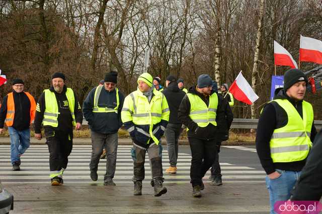  Protest rolników w Ząbkowicach Śląskich. Na ósemkę wyjechało prawie 200 traktorów 