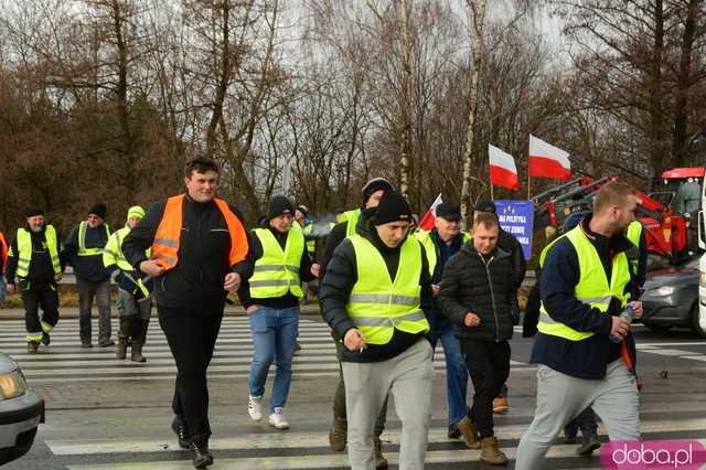 Protest rolników w Ząbkowicach Śląskich. Na ósemkę wyjechało prawie 200 traktorów 