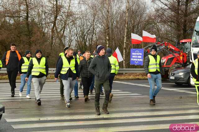  Protest rolników w Ząbkowicach Śląskich. Na ósemkę wyjechało prawie 200 traktorów 
