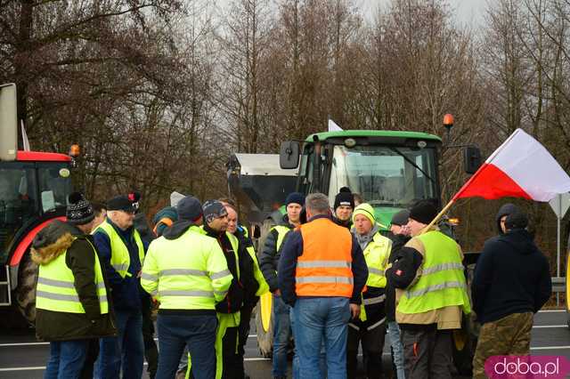  Protest rolników w Ząbkowicach Śląskich. Na ósemkę wyjechało prawie 200 traktorów 