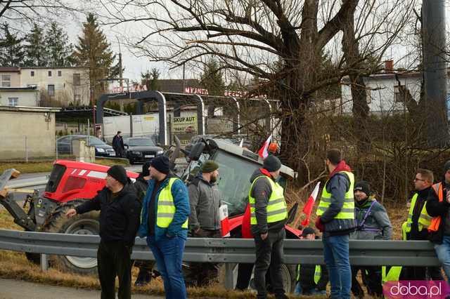  Protest rolników w Ząbkowicach Śląskich. Na ósemkę wyjechało prawie 200 traktorów 