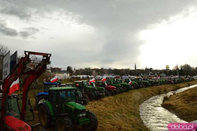  Protest rolników w Ząbkowicach Śląskich. Na ósemkę wyjechało prawie 200 traktorów 