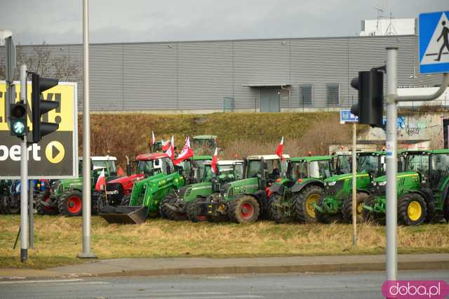  Protest rolników w Ząbkowicach Śląskich. Na ósemkę wyjechało prawie 200 traktorów 