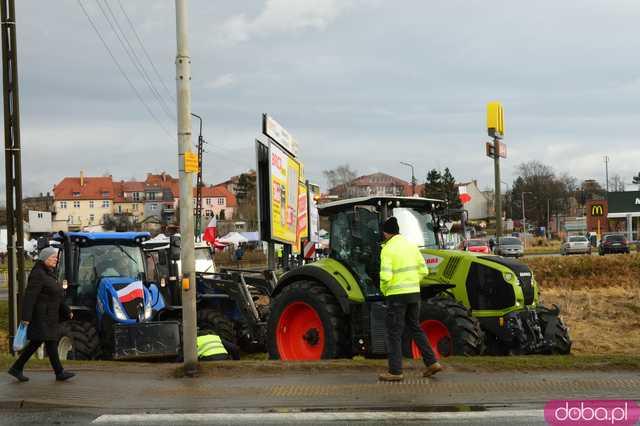  Protest rolników w Ząbkowicach Śląskich. Na ósemkę wyjechało prawie 200 traktorów 