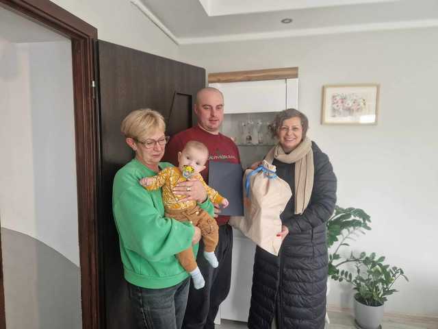 Tytuł Nowi mieszkańcy gminy Stoszowice przywitani! W małej gminie urodziły się aż trzy pary bliźniąt!