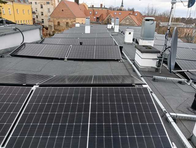 Trwa instalacja odnawialnych źródeł energii w budynkach użyteczności publicznej Powiatu Ząbkowickiego