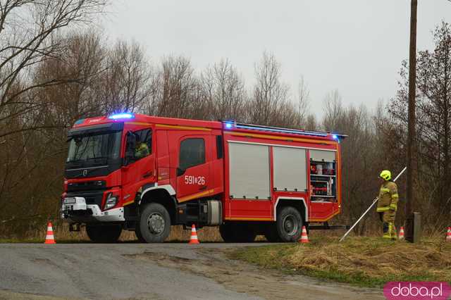 Samochód zatonął w Zbiorniku Topola. Trwa akcja straży pożarnej