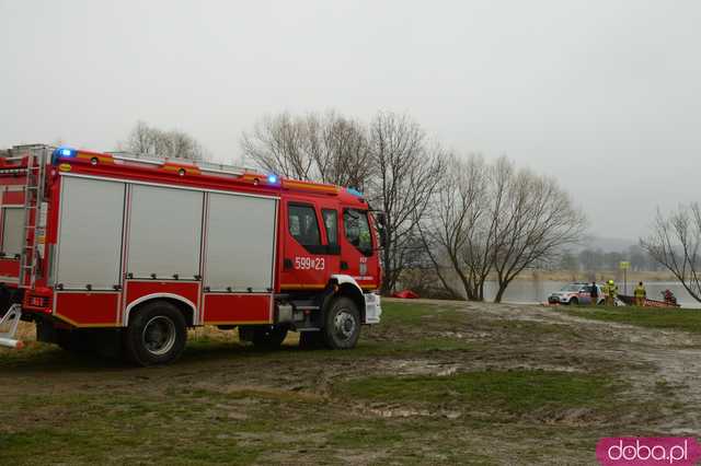 Samochód zatonął w Zbiorniku Topola. Trwa akcja straży pożarnej