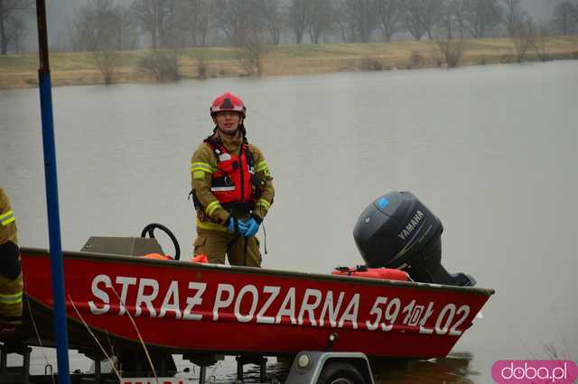Samochód zatonął w Zbiorniku Topola. Trwa akcja straży pożarnej
