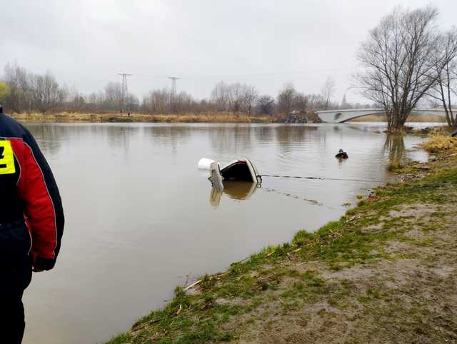 Samochód zatonął w Zbiorniku Topola. Trwa akcja straży pożarnej