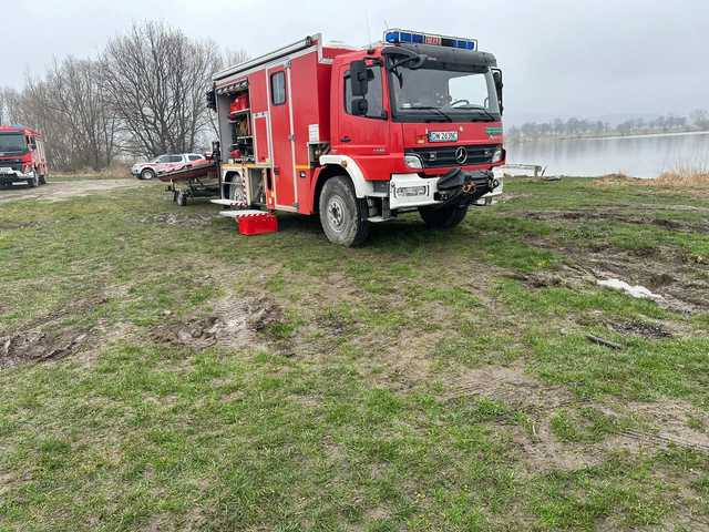 Samochód zatonął w Zbiorniku Topola. Trwa akcja straży pożarnej