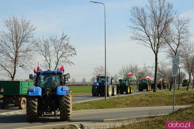 Rolnicy protestują na dk8 w Ząbkowicach Śląskich w rejonie ulicy Wrocławskiej