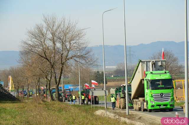 Rolnicy protestują na dk8 w Ząbkowicach Śląskich w rejonie ulicy Wrocławskiej