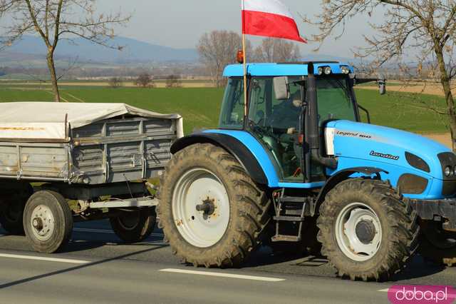 Rolnicy protestują na dk8 w Ząbkowicach Śląskich w rejonie ulicy Wrocławskiej