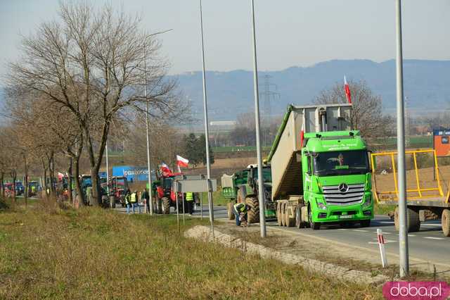 Rolnicy protestują na dk8 w Ząbkowicach Śląskich w rejonie ulicy Wrocławskiej