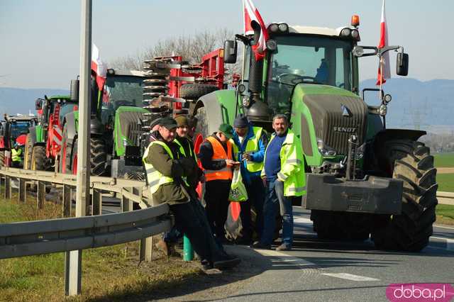 Rolnicy protestują na dk8 w Ząbkowicach Śląskich w rejonie ulicy Wrocławskiej