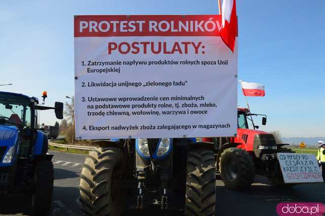 Rolnicy protestują na dk8 w Ząbkowicach Śląskich w rejonie ulicy Wrocławskiej