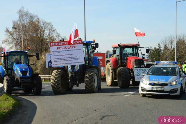 Rolnicy protestują na dk8 w Ząbkowicach Śląskich w rejonie ulicy Wrocławskiej