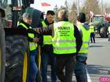 Rolnicy protestują na dk8 w Ząbkowicach Śląskich w rejonie ulicy Wrocławskiej
