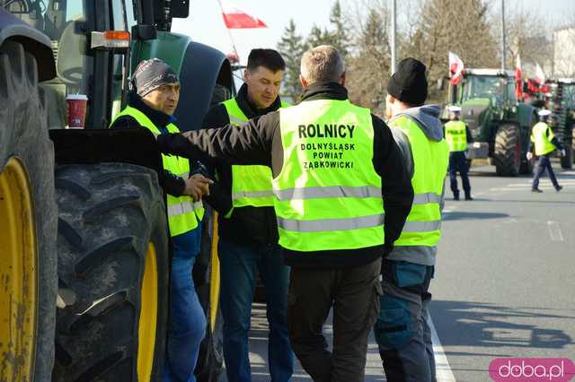 Rolnicy protestują na dk8 w Ząbkowicach Śląskich w rejonie ulicy Wrocławskiej