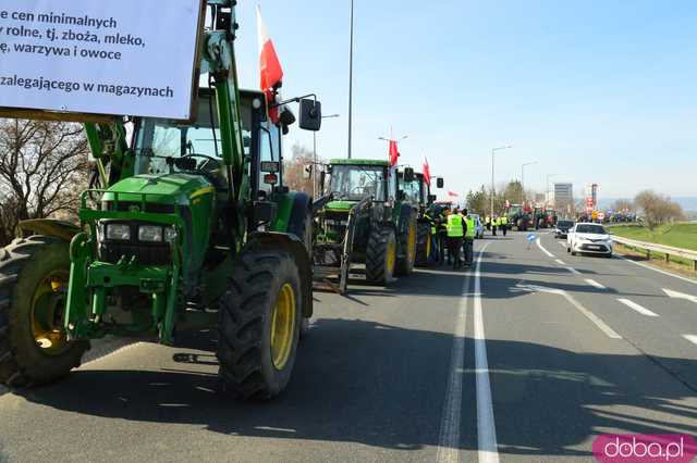 Rolnicy protestują na dk8 w Ząbkowicach Śląskich w rejonie ulicy Wrocławskiej