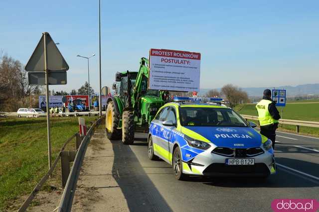 Rolnicy protestują na dk8 w Ząbkowicach Śląskich w rejonie ulicy Wrocławskiej