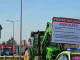 Rolnicy protestują na dk8 w Ząbkowicach Śląskich w rejonie ulicy Wrocławskiej