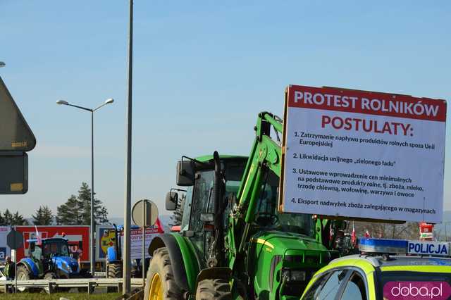 Rolnicy protestują na dk8 w Ząbkowicach Śląskich w rejonie ulicy Wrocławskiej