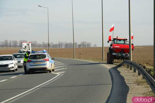 Rolnicy protestują na dk8 w Ząbkowicach Śląskich w rejonie ulicy Wrocławskiej