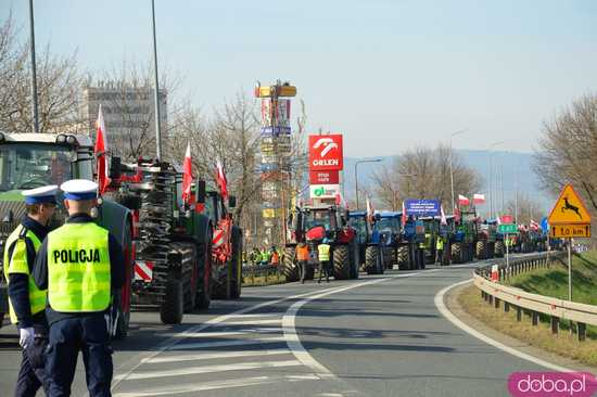 Rolnicy protestują na dk8 w Ząbkowicach Śląskich w rejonie ulicy Wrocławskiej