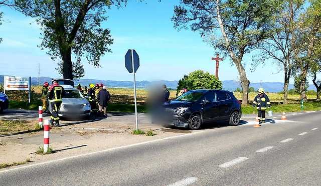 Zderzenie osobówek na skrzyżowaniu Tarnów-Olbrachcice