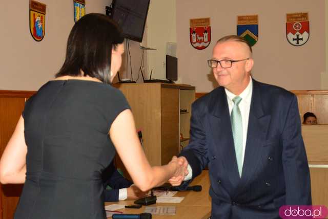 Pierwsza sesja Rady Powiatu. Wybrano prezydium, zarząd i starostę