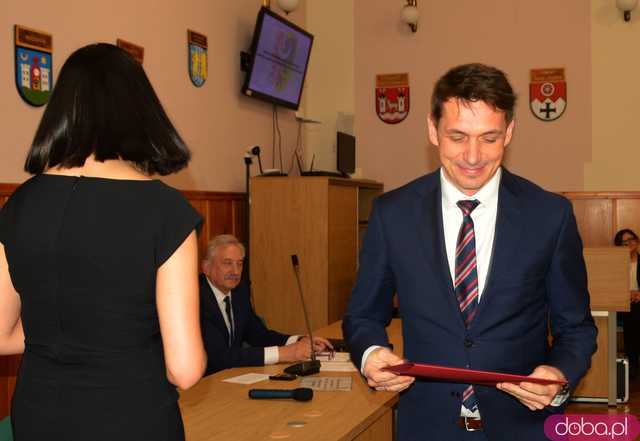 Pierwsza sesja Rady Powiatu. Wybrano prezydium, zarząd i starostę