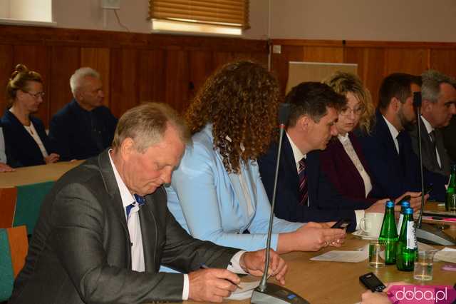 Pierwsza sesja Rady Powiatu. Wybrano prezydium, zarząd i starostę