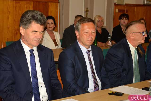 Pierwsza sesja Rady Powiatu. Wybrano prezydium, zarząd i starostę