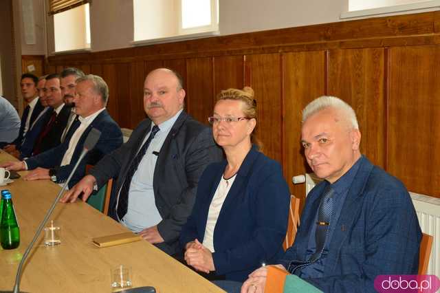 Pierwsza sesja Rady Powiatu. Wybrano prezydium, zarząd i starostę