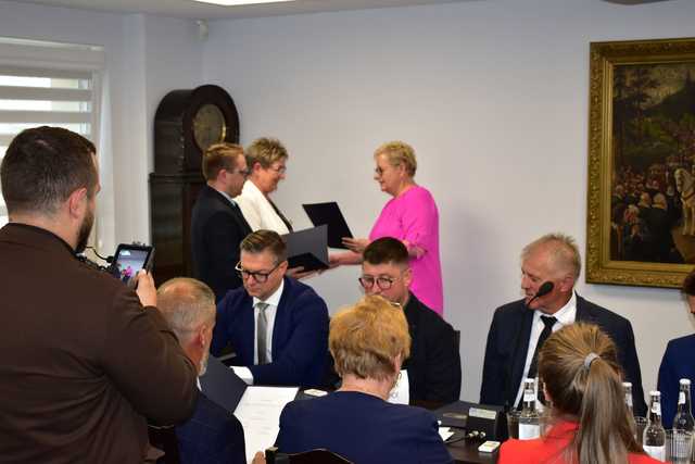 [FOTO] Pierwsza sesja Rady Gminy Stoszowice. Katarzyna Ruszkowska zaprzysiężona 