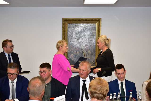 [FOTO] Pierwsza sesja Rady Gminy Stoszowice. Katarzyna Ruszkowska zaprzysiężona 