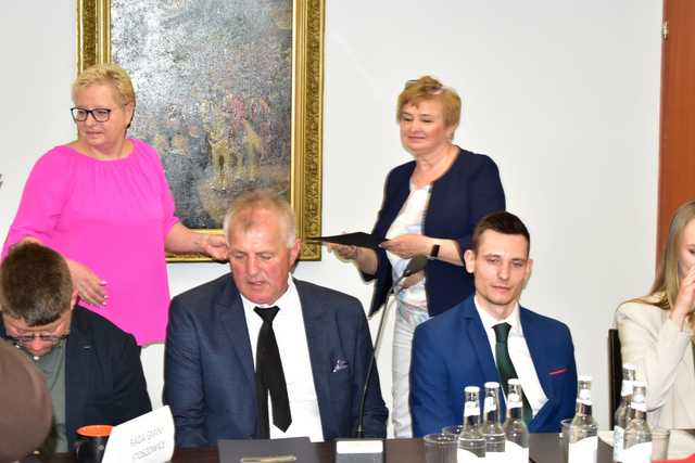 [FOTO] Pierwsza sesja Rady Gminy Stoszowice. Katarzyna Ruszkowska zaprzysiężona 