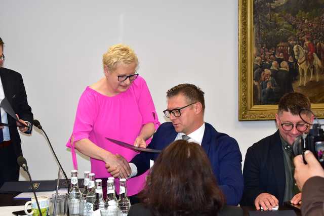 [FOTO] Pierwsza sesja Rady Gminy Stoszowice. Katarzyna Ruszkowska zaprzysiężona 